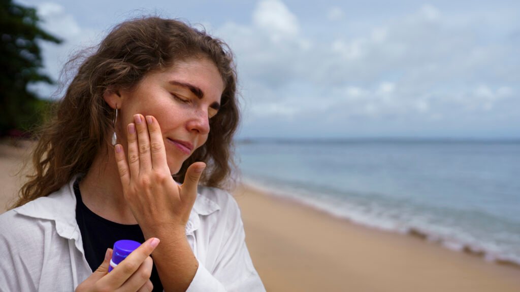 chica maja disfrutando con Protector solar sin disruptores endocrinos