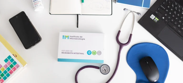 Kit de recogida de heces para la prueba de Helicobacter pylori sobre la mesa de la consulta