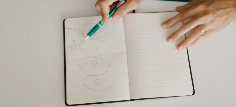 Esquema dibujado a mano en una libreta: así planifica la nutricionista online tu caso