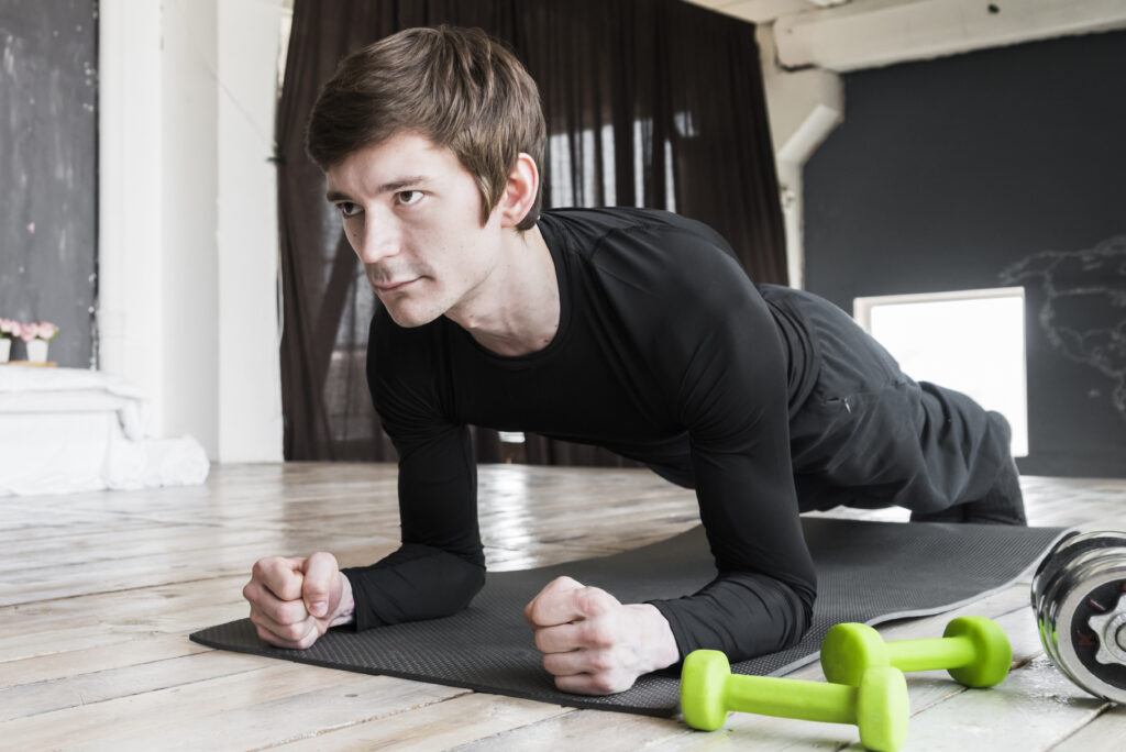 Otro chico elegante beneficiándose de entrenar en ayunas