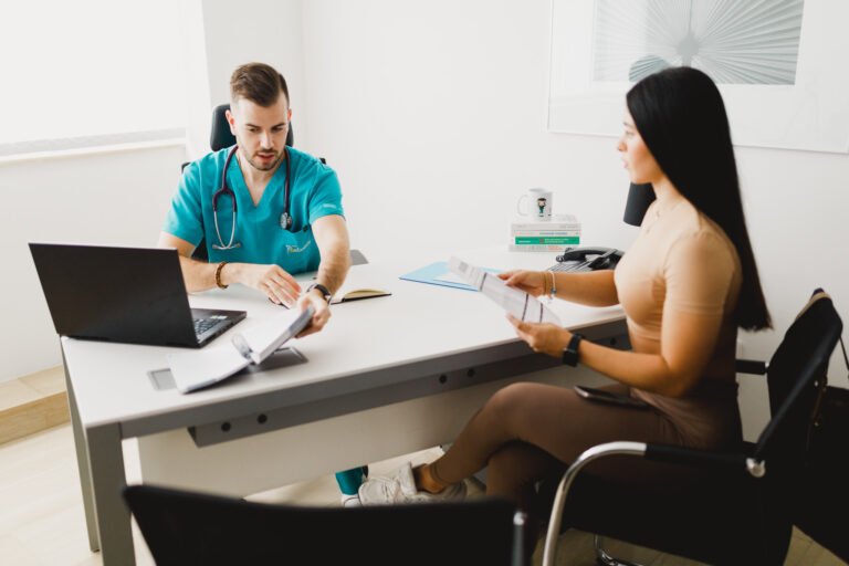 Consultas individuales: el Dr. Fontanals revisa el plan con una paciente en la mesa de consulta