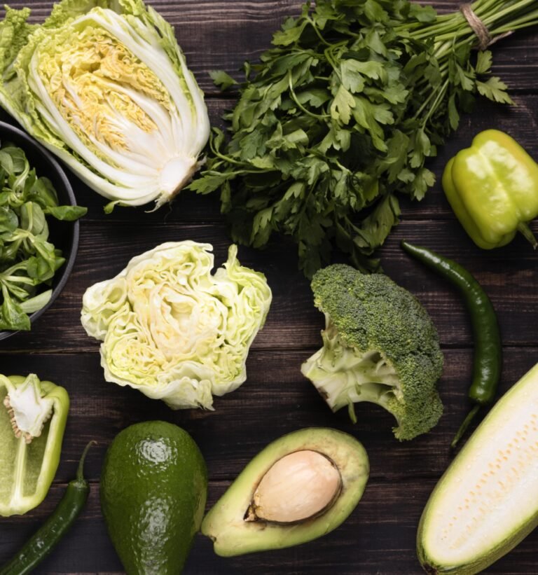 Verduras verdes vistas desde arriba: col, brócoli, aguacate y pimiento