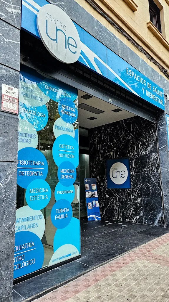 Portal de la consulta del Dr. Fontanals en la calle Sangüesa 17 de Pamplona, con el rótulo de Centro UNE sobre la entrada